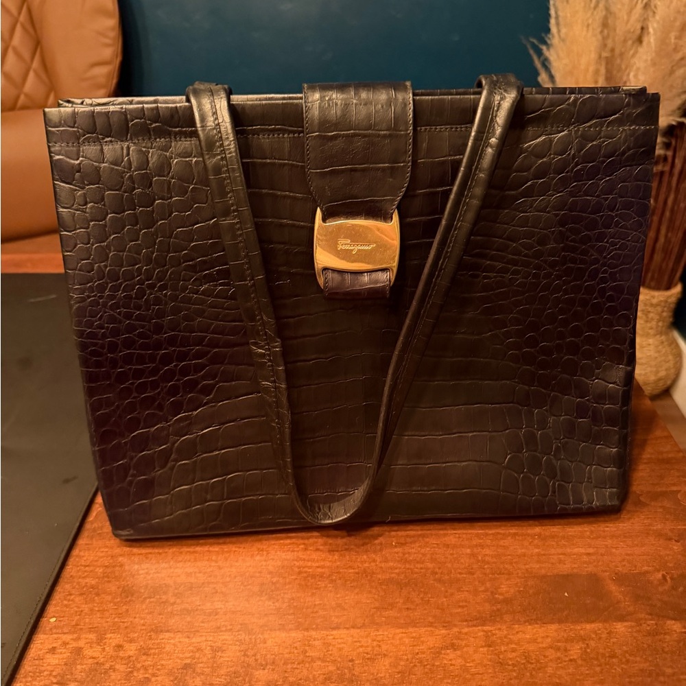 Elegant Black Crocodile-Embossed Leather Briefcase